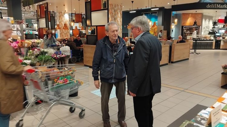 Herr Dr. Uhlmann, bei der Auftaktsammlung des Regionalverbandes Nordwestmecklenburg im Margaretenhof Schwerin in Gespräch mit einem Spender über die friedensstiftende Arbeit des Volksbundes