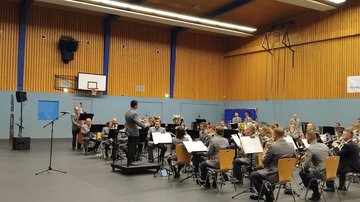 Das Heeresmusikkorps Neubrandenburg wird von Jouri Kitagawa beim Konzert in Lübtheen dirigiert