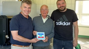 Dank an Günter Martens - Übergabe Volksbundfliese
