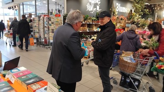 Herr Dr. Uhlmann, bei der Auftaktsammlung des Regionalverbandes Nordwestmecklenburg im Margaretenhof Schwerin in Gespräch mit einem Spender über die friedensstiftende Arbeit des Volksbundes