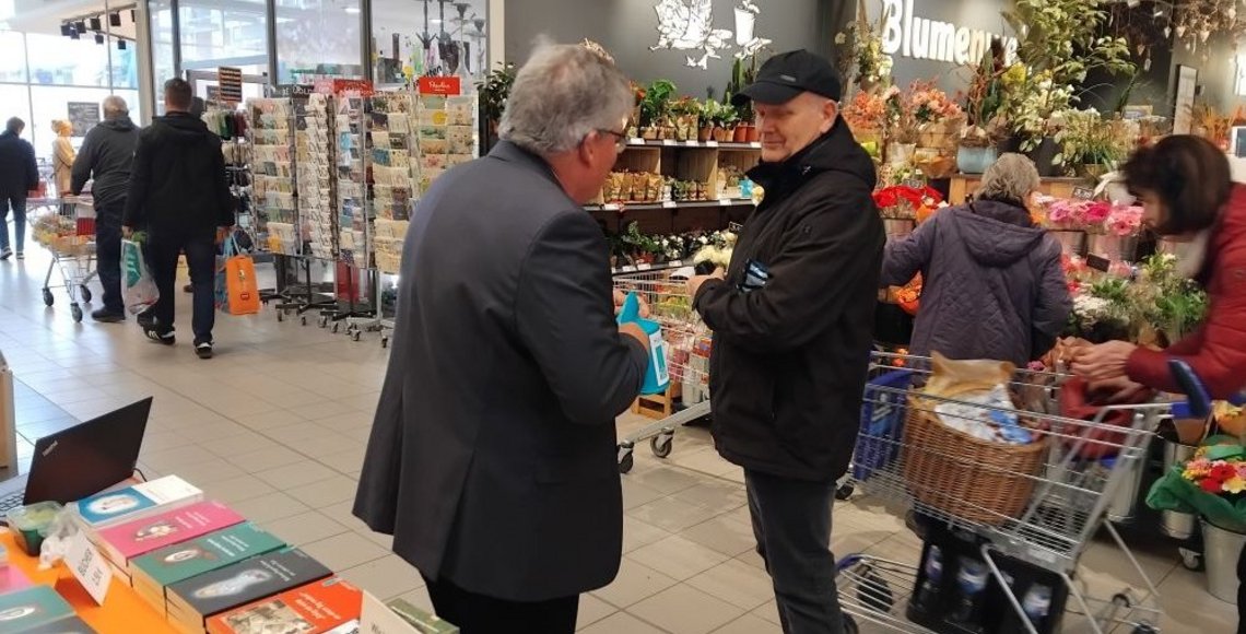 Herr Dr. Uhlmann, bei der Auftaktsammlung des Regionalverbandes Nordwestmecklenburg im Margaretenhof Schwerin in Gespräch mit einem Spender über die friedensstiftende Arbeit des Volksbundes
