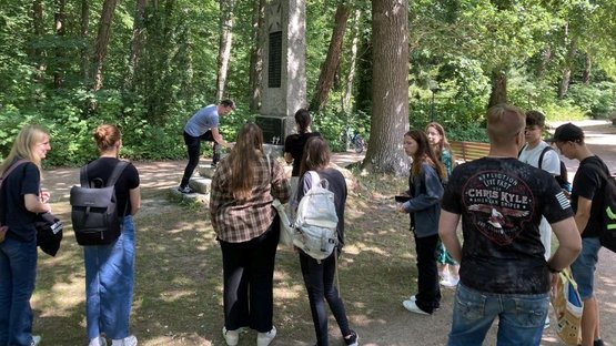 Ablage von Gedenkkreuzen am Kriegerdenkmal Graal-Müritz - Schülerinnen und Schüler der Greenhouse School Graal-Müritz