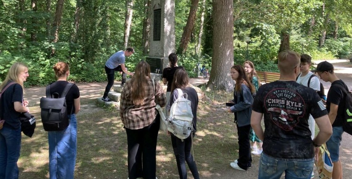 Ablage von Gedenkkreuzen am Kriegerdenkmal Graal-Müritz - Schülerinnen und Schüler der Greenhouse School Graal-Müritz