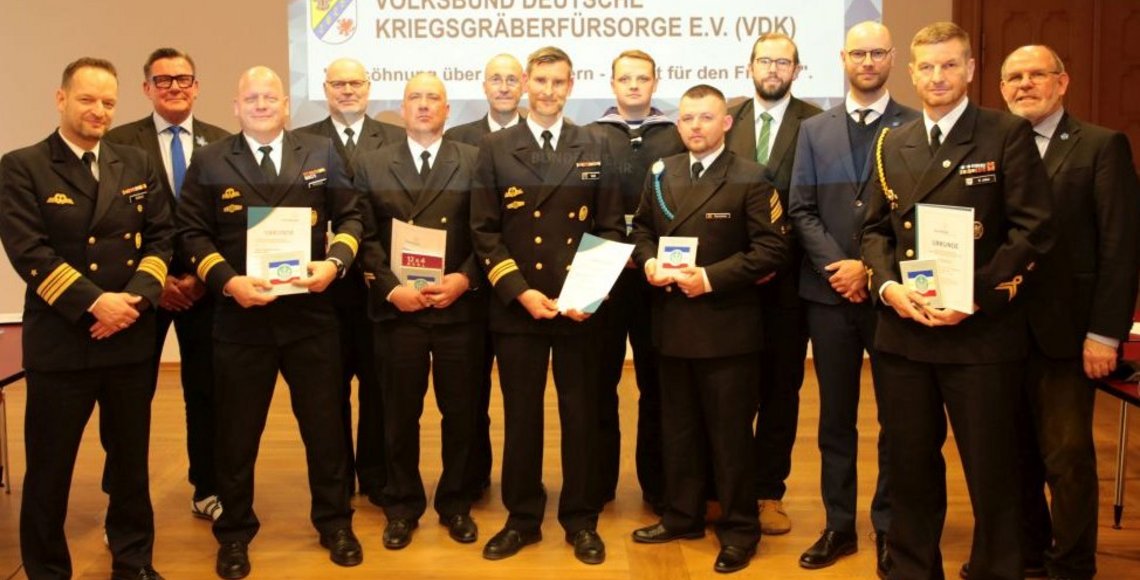 Soldaten der Marinetechnikschule aus Stralsund die für ihren Arbeitseinsatz auf einer Kriegsgräberanlage in Lettland mit einer Urkunde, der Ehrenfliese des Volksbundes und dem Reiseführer des Heimatverbandes M-V geehrt wurden.