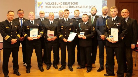 Soldaten der Marinetechnikschule aus Stralsund die für ihren Arbeitseinsatz auf einer Kriegsgräberanlage in Lettland mit einer Urkunde, der Ehrenfliese des Volksbundes und dem Reiseführer des Heimatverbandes M-V geehrt wurden.