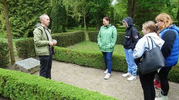 Pflegearbeiten Schülerinnen und Schüler Pestalozzischule Demmin - Ausländergräberfeld