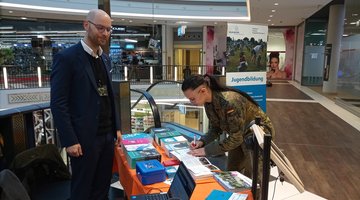 Informationsstand Volksbund - Schwerin in Grün - Informationswoche der Bundeswehr
