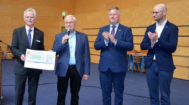 Scheckübergabe - v. l. Dr. Michael Koch, Vorsitzender, Ernst Wellmer, Stv. Vorsitzender Regionalverband Demmin, Thomas Witkowski, Bürgermeister Hansestadt Demmin und Philipp Schinschke, Landesgeschäftsführer M-V Volksbund, 