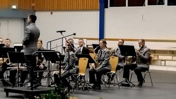 Das Heeresmusikkorps Neubrandenburg wird von Jouri Kitagawa beim Konzert in Lübtheen dirigiert
