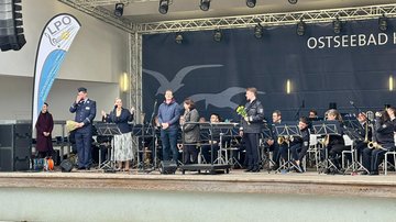 Olivia Arndt, Bürgermeisterin Stadt Kühlungsborn begrüßt die anwesenden Gäste und gibt das Sammelergebnis von 1.100,- € bekannt und wünscht für den zweiten Teil des Konzertes gute Unterhaltung