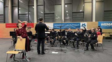 Frau Katrin Lièvre bei der kreativen musikalischen Neuinterpretation der Weihnachtsgeschichte von Charles Dickens, dies war ein besonderer Höhepunkt des Abends der das Publikum sichtlich beeindruckte und für festliche Stimmung sorgte.