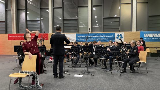 Frau Katrin Lièvre bei der kreativen musikalischen Neuinterpretation der Weihnachtsgeschichte von Charles Dickens, dies war ein besonderer Höhepunkt des Abends der das Publikum sichtlich beeindruckte und für festliche Stimmung sorgte.