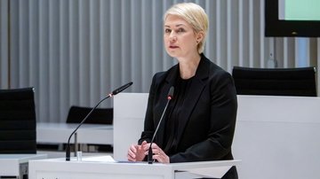 Manuela Schwesig, Ministerpräsidentin M-V - hielt ein Grußwort vor den anwesenden Gäste zur Gedenkveranstaltung zum Volkstrauertag im Plenarsaal des Landtages