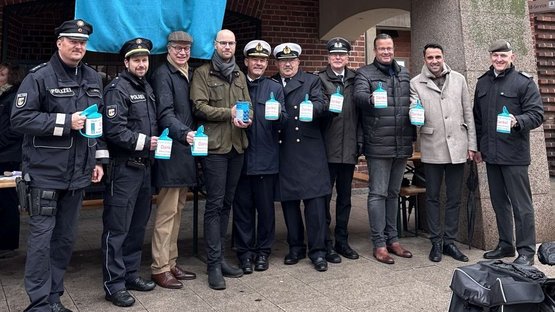 Sammler unserer diesjährigen Auftaktsammlung am 28. Oktober 2025 vor dem Gebäude der Sparkasse Mecklenburg-Schwerin auf dem Marienplatz. Zum Beispiel Vertreter der Polizei; Herr Nolte, Vorsitzender Kreisverband Schwerin; Herr Schinschke, Geschäftsführer Volksbund; Admiral Reineke, Kommandeur Landeskommando; Herr Caffier, Landesvorsitzender Volksbund; Herr Schur, Vorsitzender Verband der Reservisten; Herr Ehlers, Stadtpräsident; Herr Peters, MdL - Fraktionsvorsitzender CDU und Herr Niemann, Geschäftsführer Verband der Reservisten