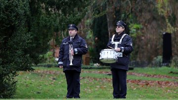Ehrengeleit des Landespolizeiorchesters durch einen Trompeter und einen  Trommler bei der Kranzniederlegung auf dem Alten Friedhof Schwerin am Volkstrauertag 2025