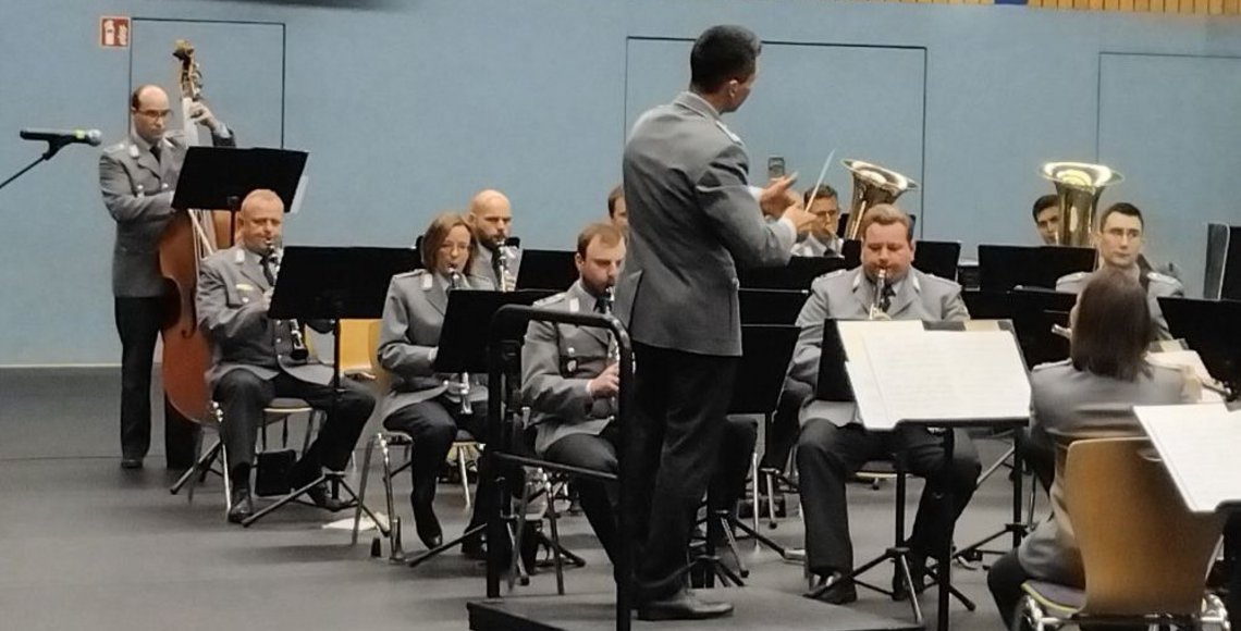 Das Heeresmusikkorps Neubrandenburg wird von Jouri Kitagawa beim Konzert in Lübtheen dirigiert
