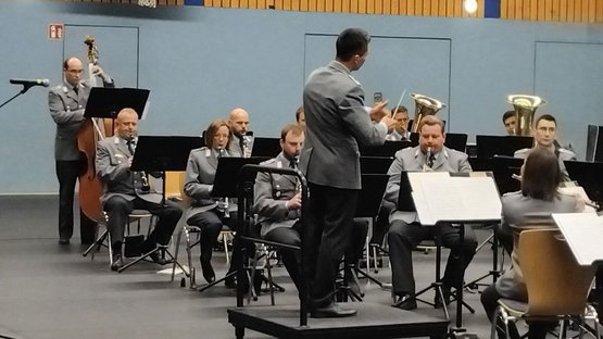 Das Heeresmusikkorps Neubrandenburg wird von Jouri Kitagawa beim Konzert in Lübtheen dirigiert