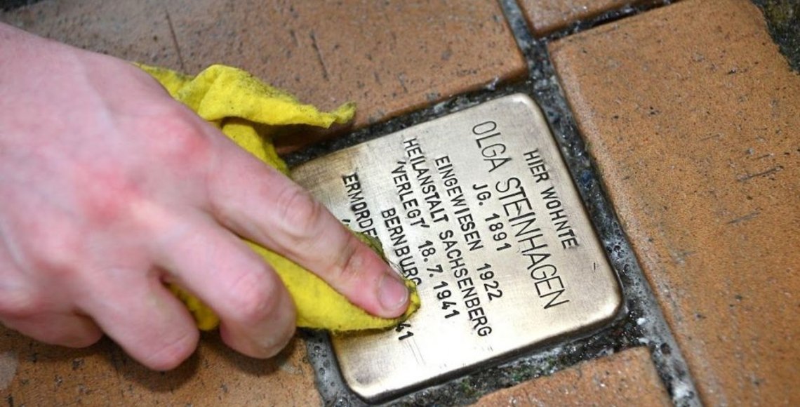 Stolpersteinputzaktion in Schwerin