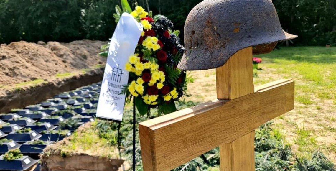 Kriegsgräberanlage Stare Czarnowo/ Polen - Einbettung von Kriegstoten