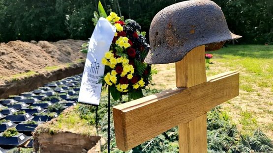 Kriegsgräberanlage Stare Czarnowo/ Polen - Einbettung von Kriegstoten
