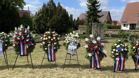 Aufgestellte Kränze für die Gedenkstunde am 10. Mai auf dem Stadtfriedhof Ludwigslust
