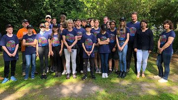 Gruppenfoto mit Ministerin Drese - Kriegsgräberstätte Kühlungsborn