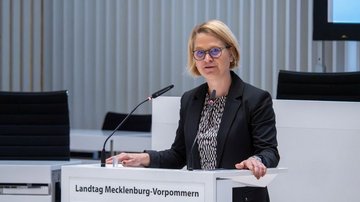 Birgit Hesse, Präsidentin Landtag M-V - begrüßte die anwesenden Gäste zur Gedenkveranstaltung zum Volkstrauertag im Plenarsaal des Landtages