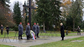 Frau Schwesig, Ministerpräsidentin gedachte mit einem Kranz auf dem Alten Friedhof zum Volkstrauertag 2025 den Kriegstoten aus dem 2. Weltkrieg