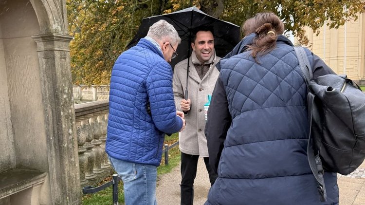 Herr Peters, MdL - Fraktionsvorsitzender der CDU beteiligte sich an unserer Auftaktsammlung am 28. Oktober 2025 in der Innenstadt von Schwerin und bat Passanten um eine Spende für die fiedensstiftende Arbeit des Volksbundes 