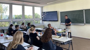 Erarbeitung Bedeutung Schlacht von Verdun 1916 - Schüler mit Karsten Richter, Landesgeschäftsführer